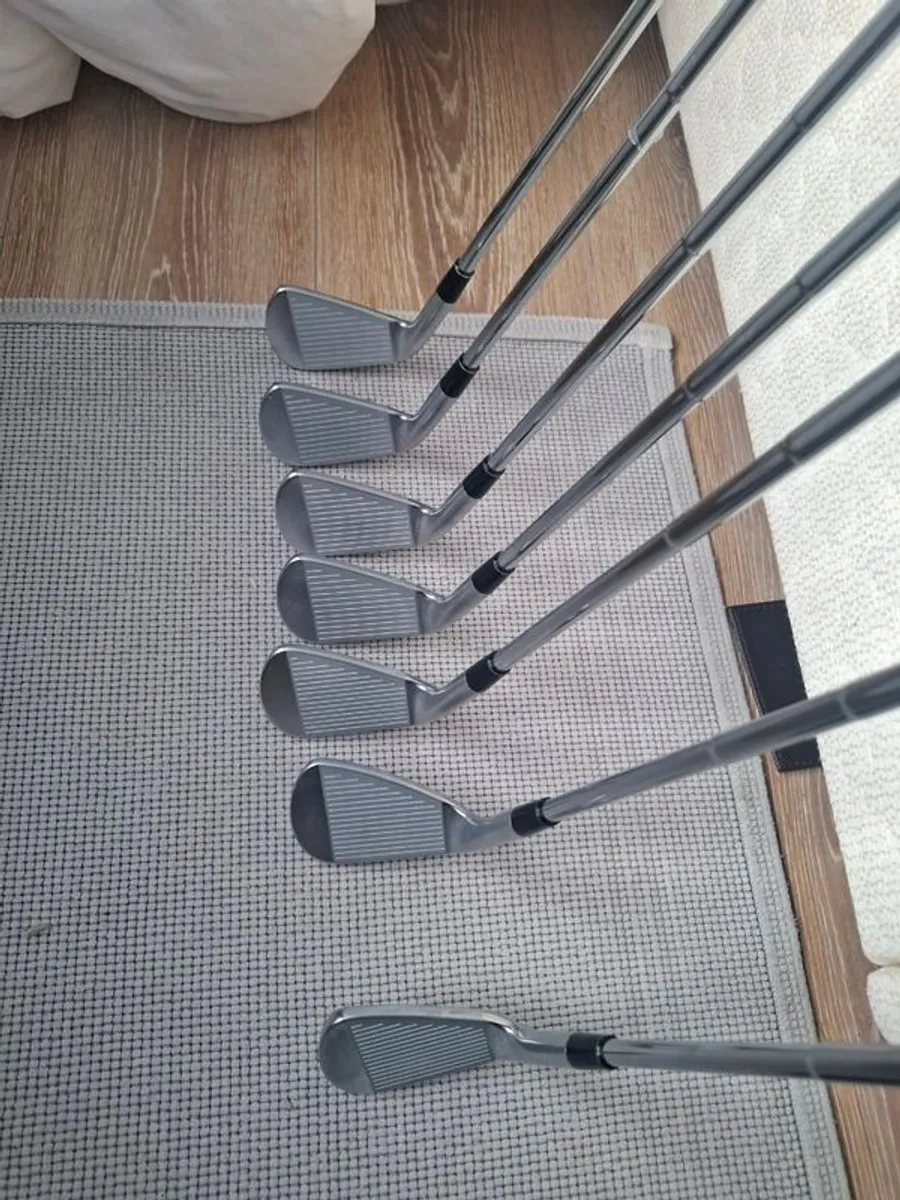 Mint/As new Zxi7 Irons 4-PW (RH) - Image 1