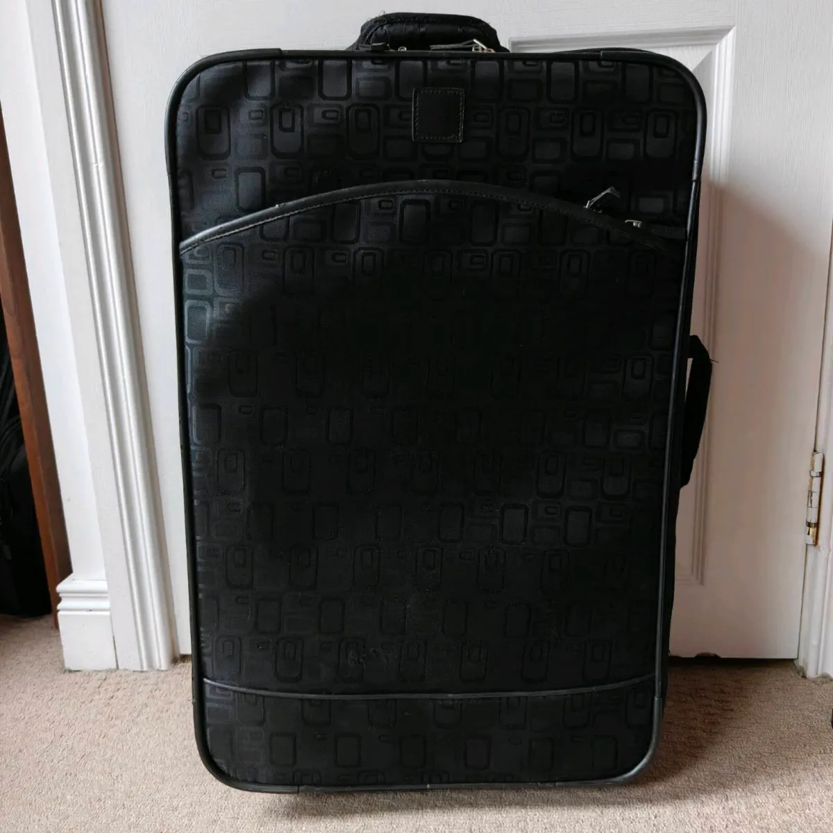 Large check-in suitcase - Image 1