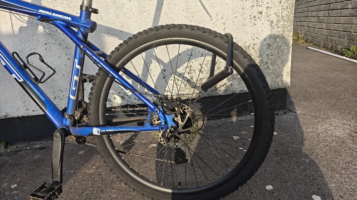 GT Avalanche 3.0 Mountain Bike (26" / Blue) - Image 4