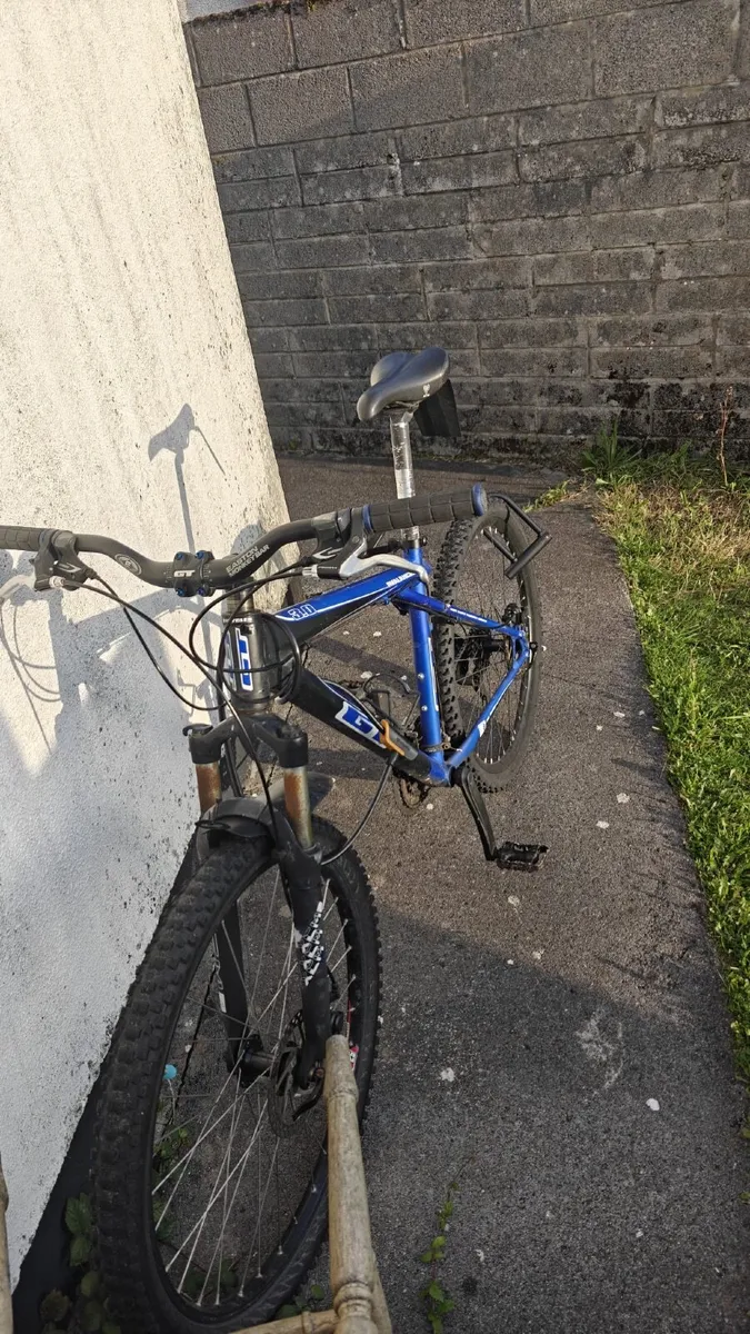 GT Avalanche 3.0 Mountain Bike (26" / Blue) - Image 1