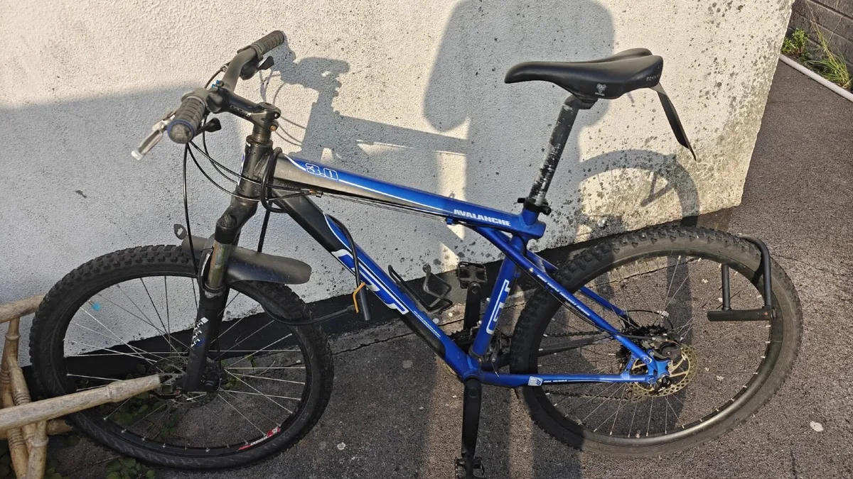 GT Avalanche 3.0 Mountain Bike (26" / Blue) - Image 2