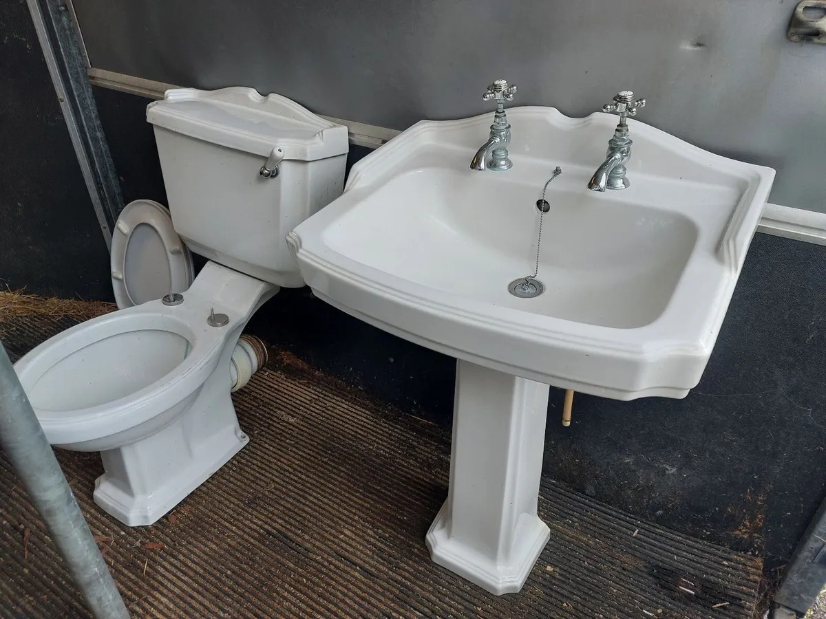 Bathroom fit out / Bath Sink and toilet,all very c - Image 1