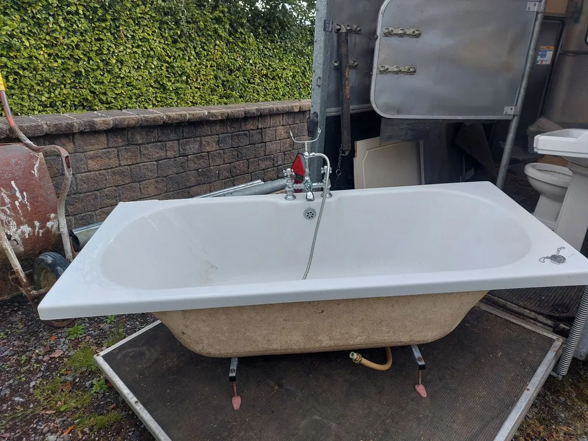 Bathroom fit out / Bath Sink and toilet,all very c - Image 2