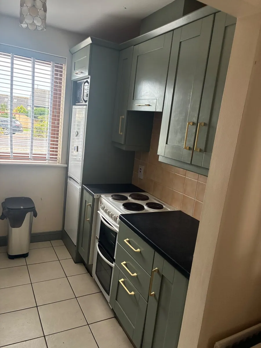 Kitchen units and appliances - Image 1