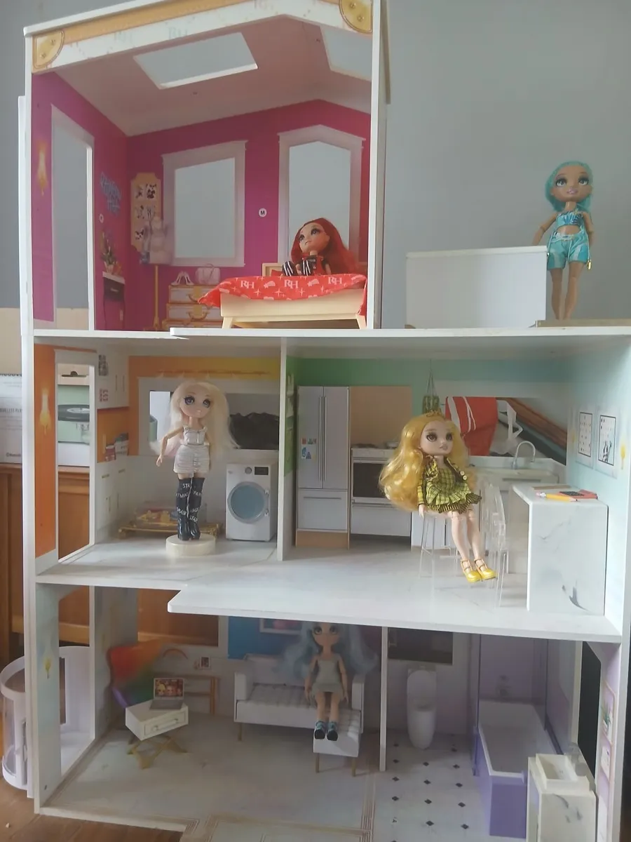 Dollhouse with dolls - Image 2