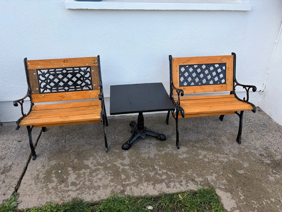 2 cast iron chairs + matching table - Image 1
