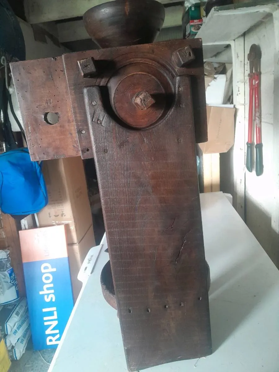 Vintage wooden grinding machine - Image 3