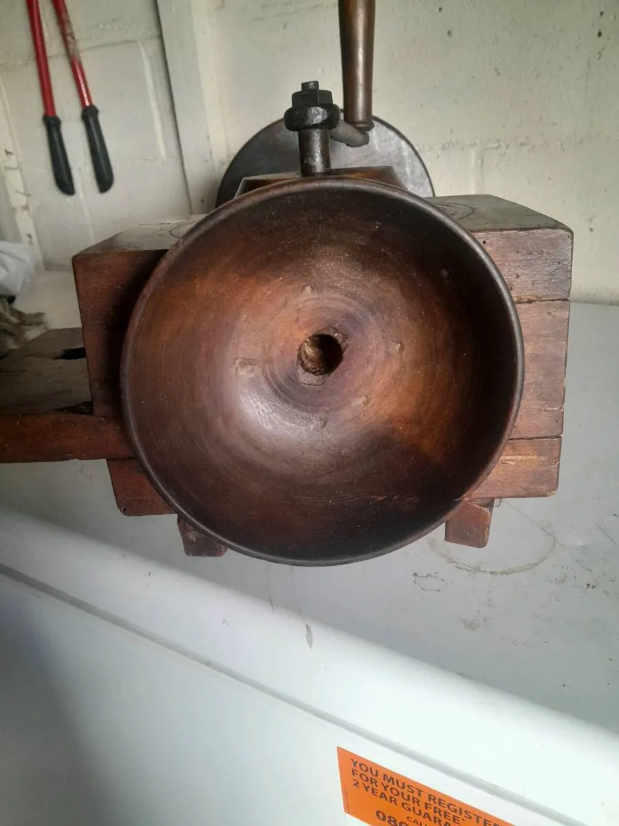 Vintage wooden grinding machine - Image 4