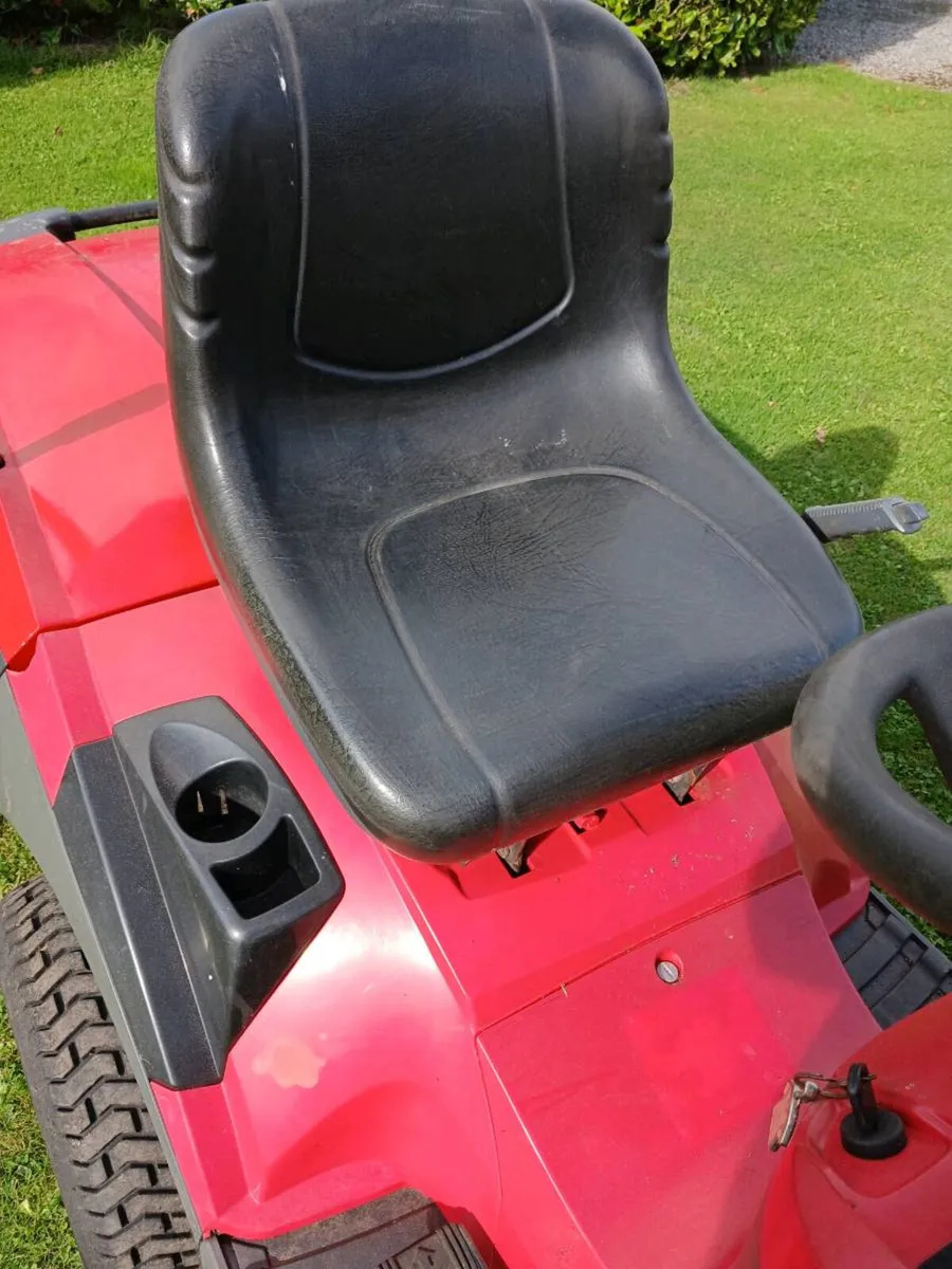 22hp Twin cylinder Castlegarden with hydrostatic - Image 2
