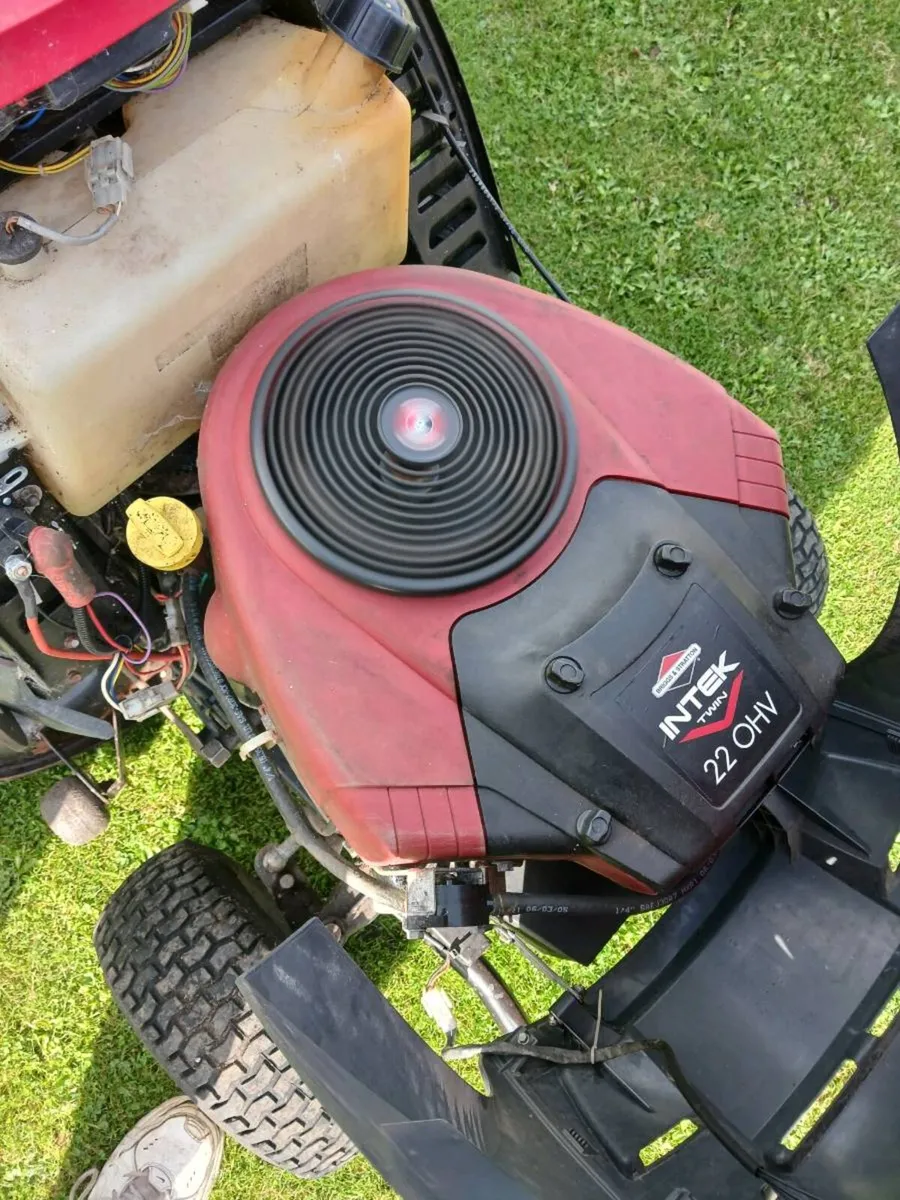 22hp Twin cylinder Castlegarden with hydrostatic - Image 3