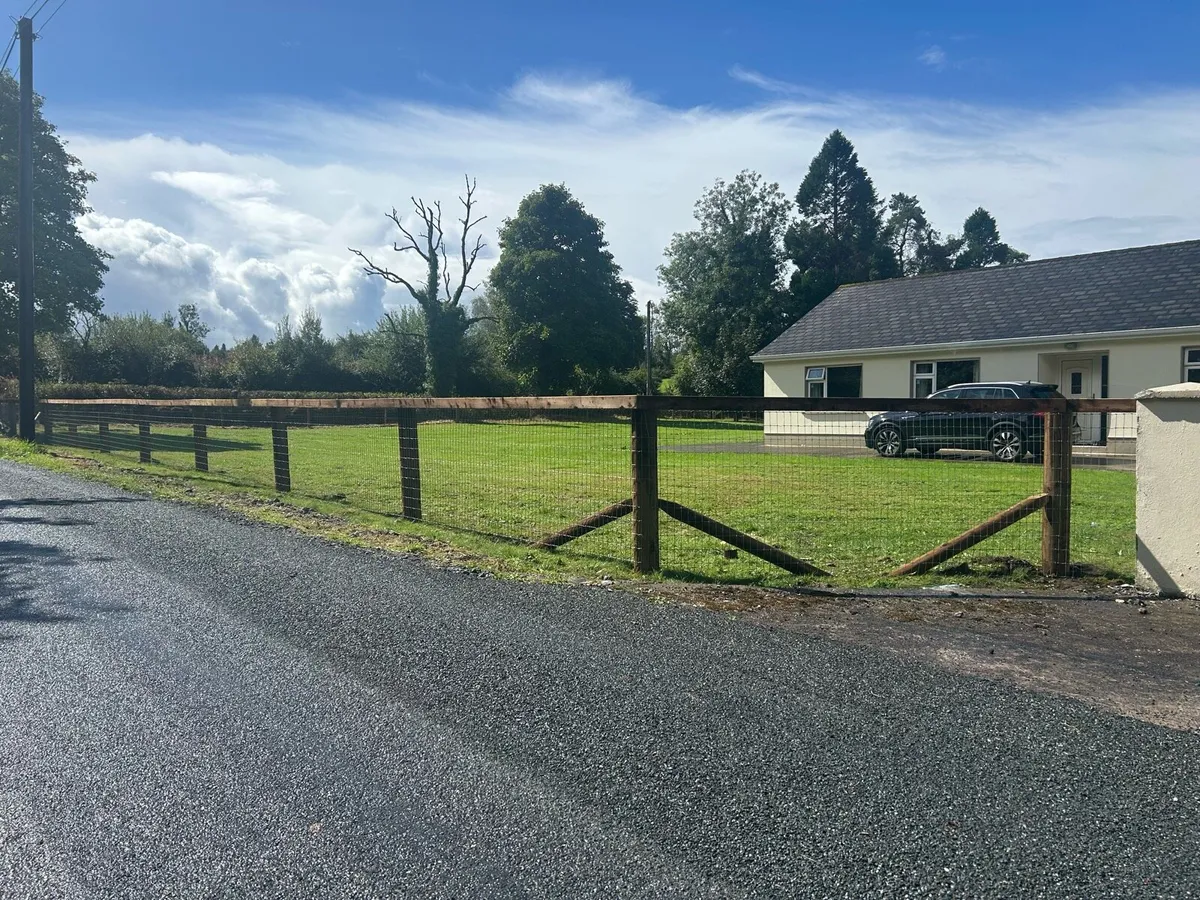 Fencing contractor - Image 3