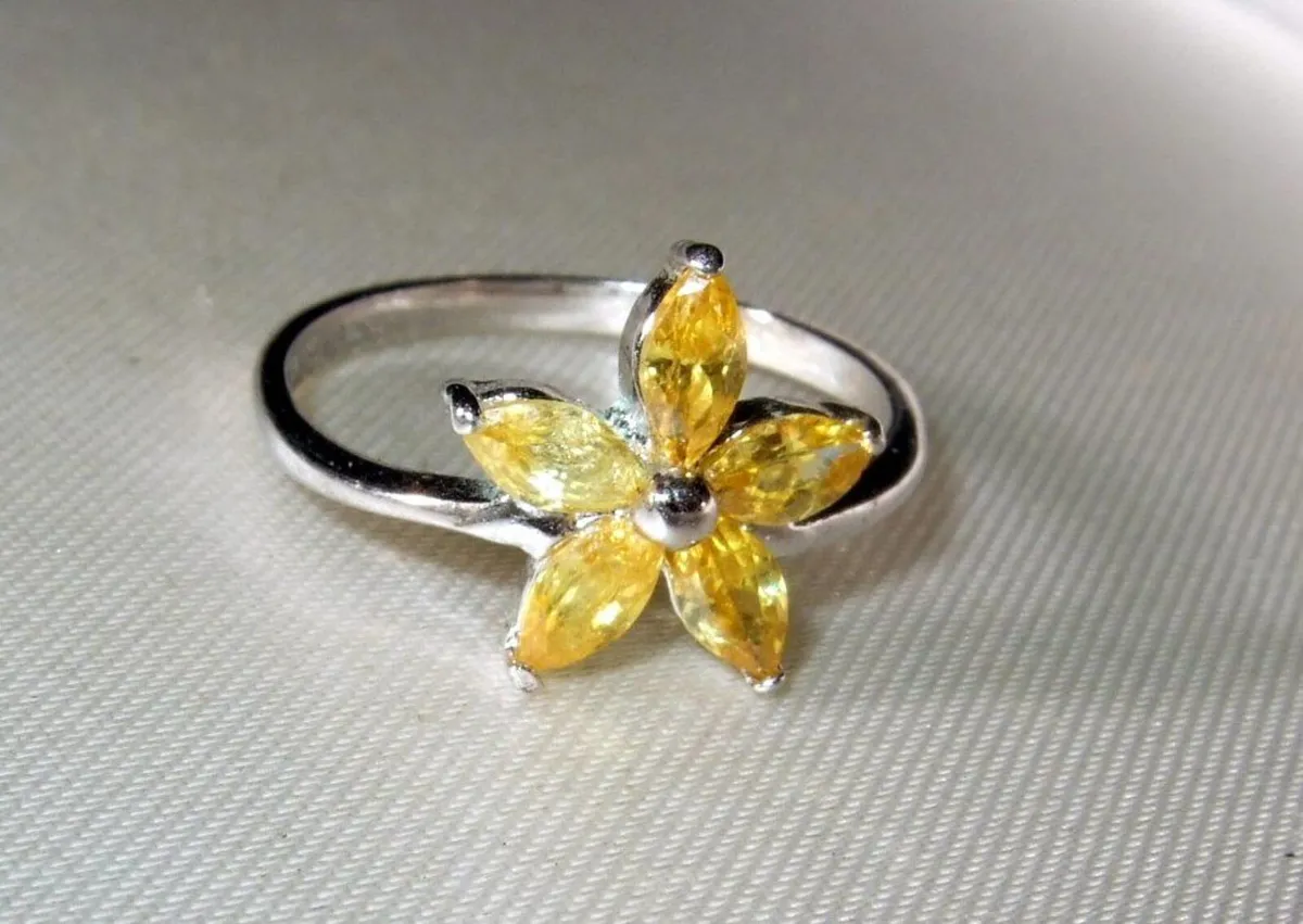 Vintage Sterling Silver Citrine Flower Ring - Image 2