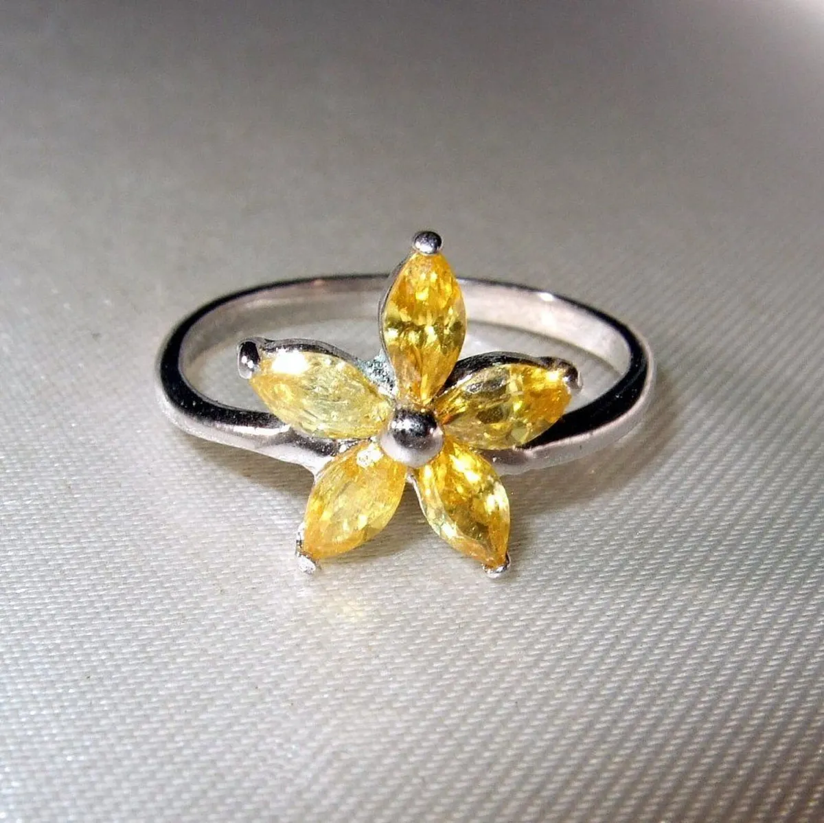 Vintage Sterling Silver Citrine Flower Ring - Image 3