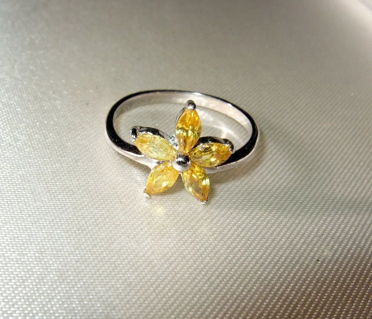 Vintage Sterling Silver Citrine Flower Ring - Image 4
