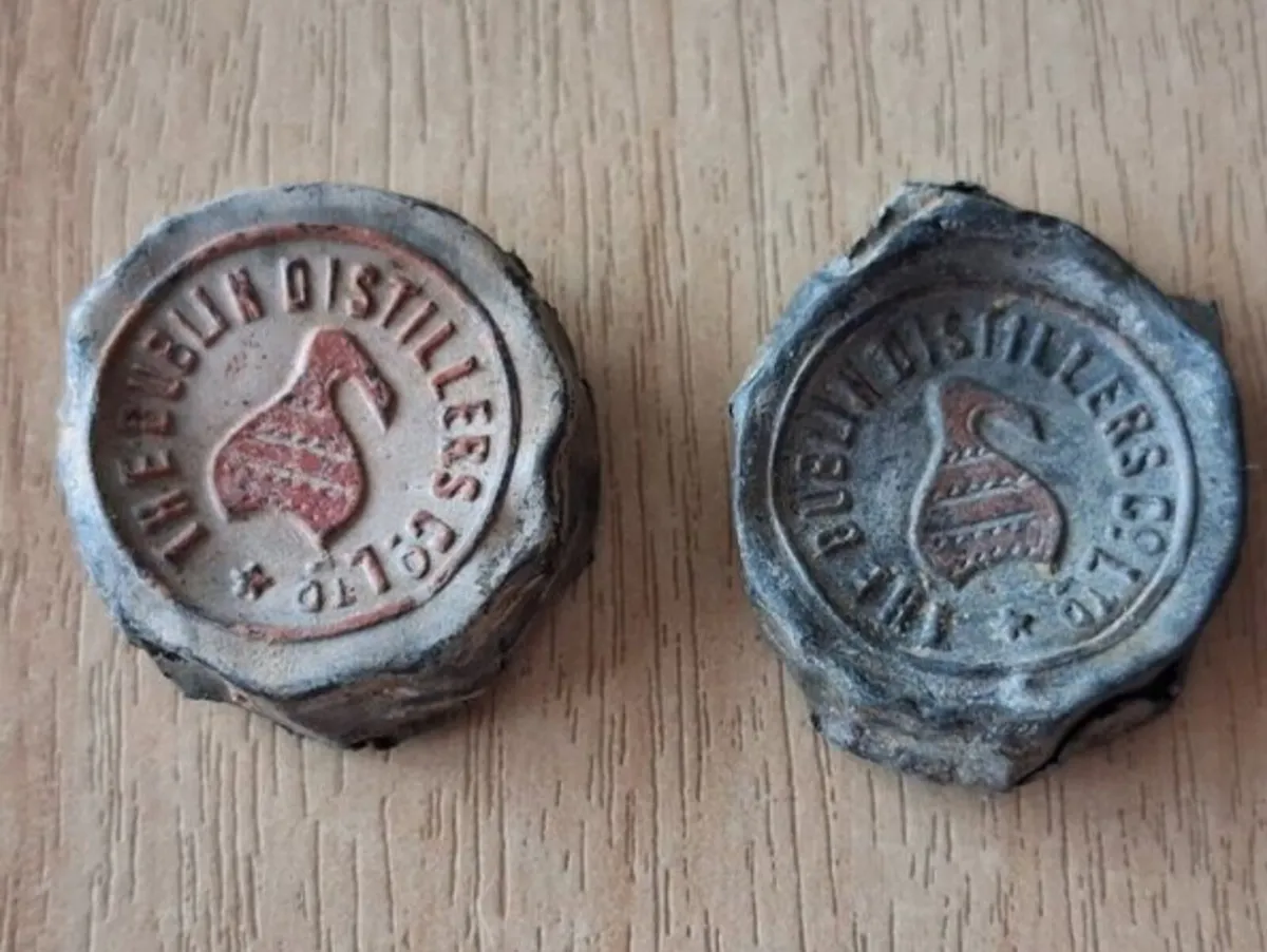 2 vintage whiskey tops super rare .....