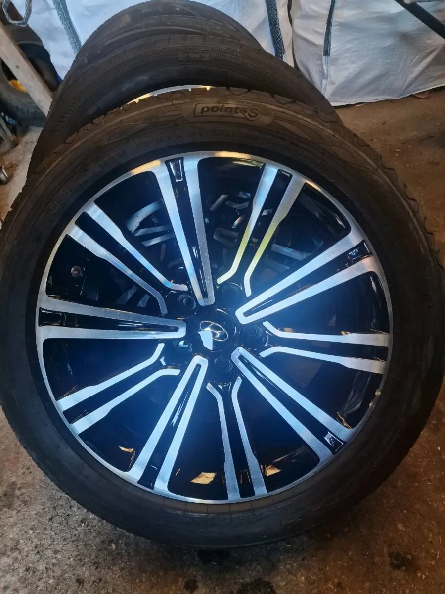 18 'HYUNDAI TUCSON ALLOYS ,NEARLY NEW TYRES - Image 3