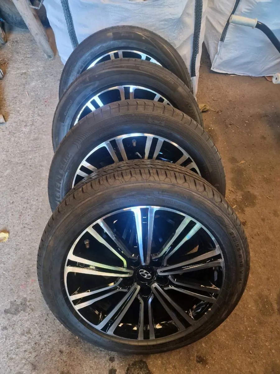 18 'HYUNDAI TUCSON ALLOYS ,NEARLY NEW TYRES - Image 1