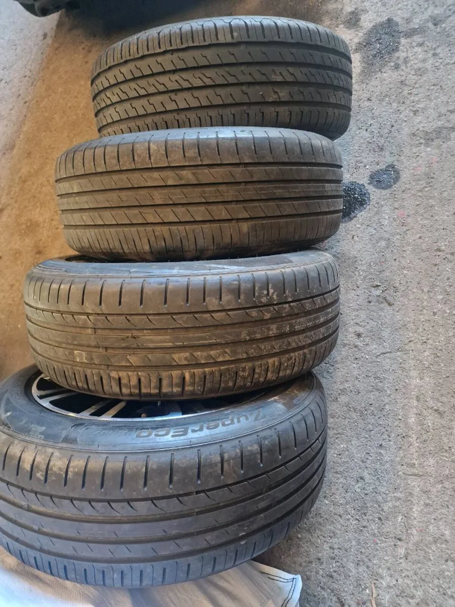 18 'HYUNDAI TUCSON ALLOYS ,NEARLY NEW TYRES - Image 4