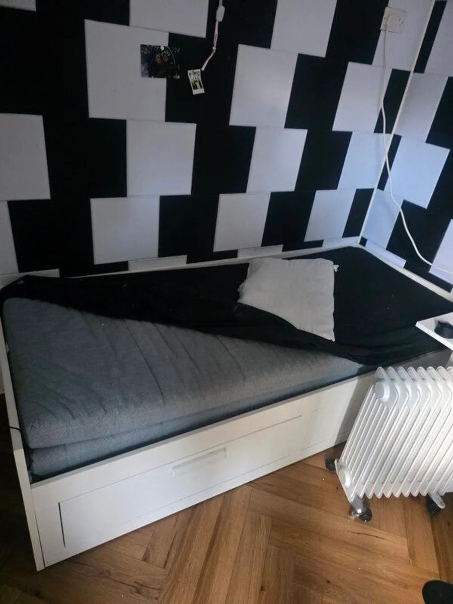 single / pull out double bed - Image 1