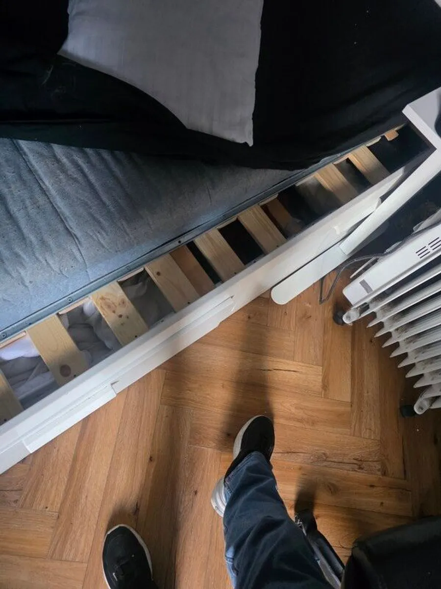 single / pull out double bed - Image 2