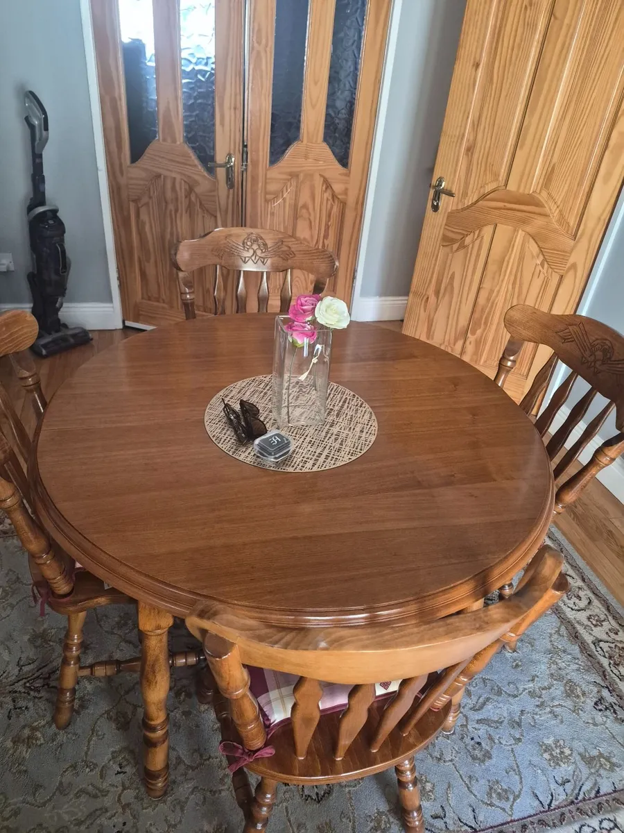 Oak dining room table with 4 chairs & 2 carvers - Image 2