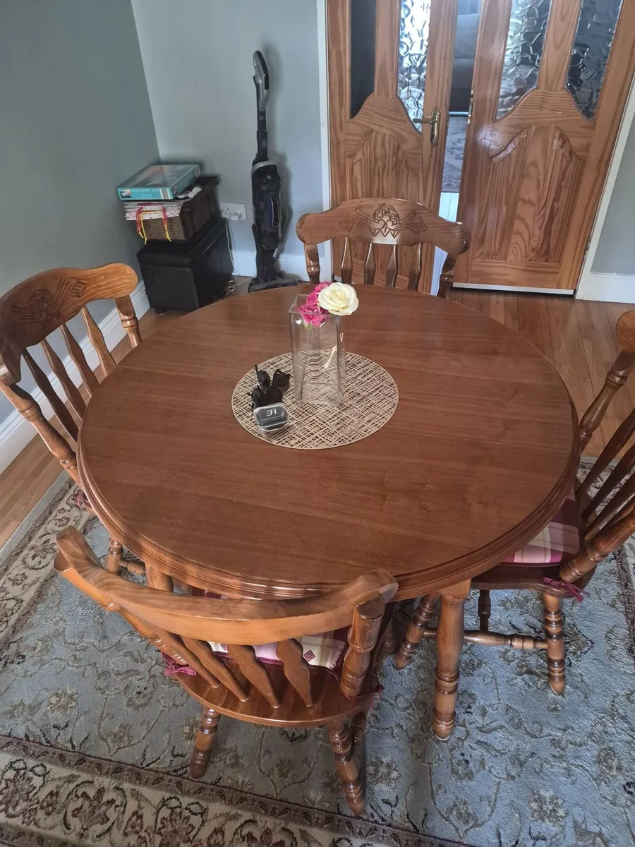 Oak dining room table with 4 chairs & 2 carvers - Image 1