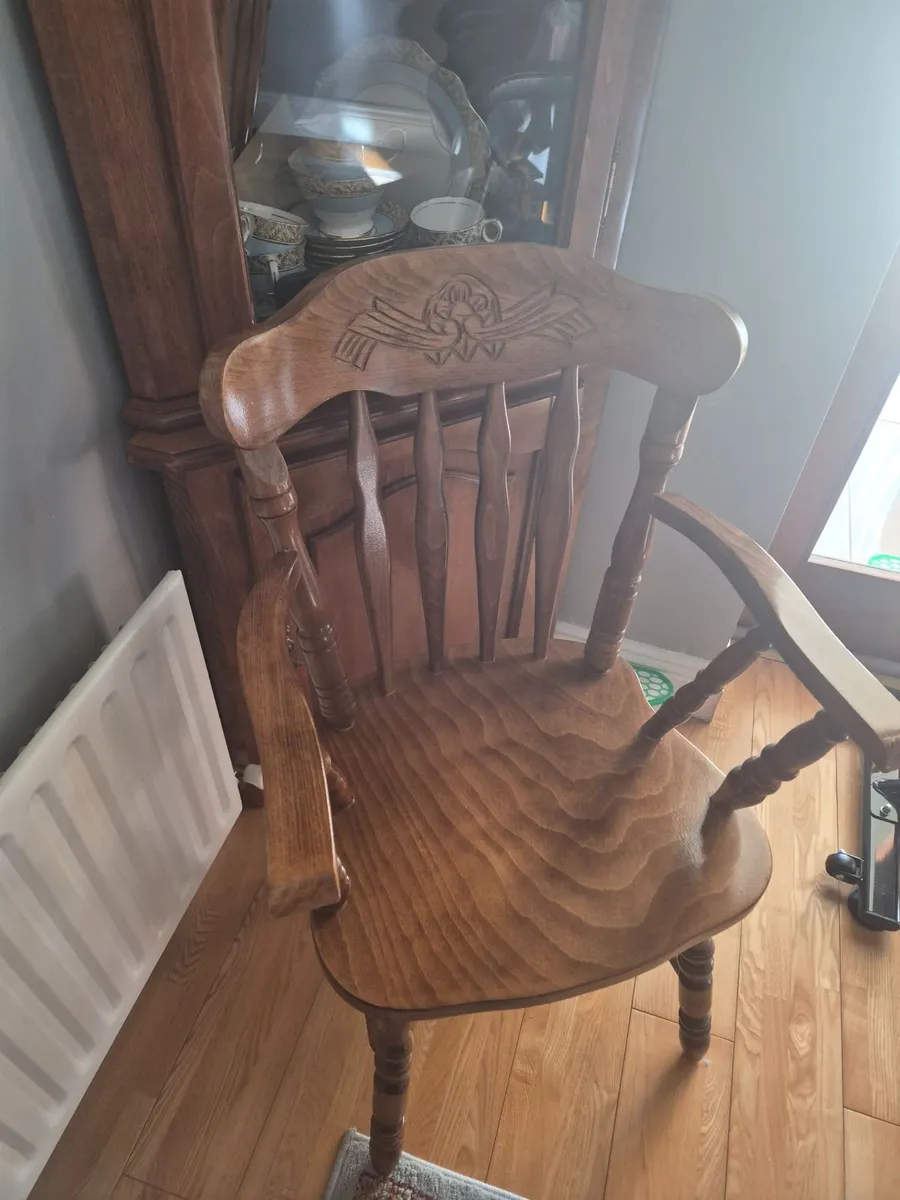 Oak dining room table with 4 chairs & 2 carvers - Image 3