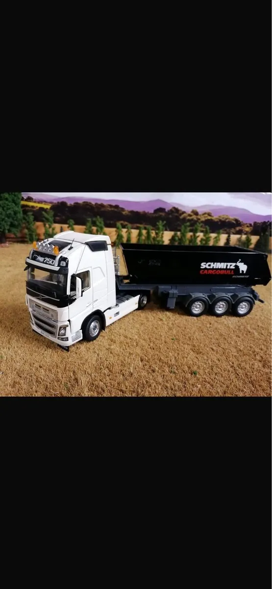 1:32 scale truck and Schmitz trailer - Image 1