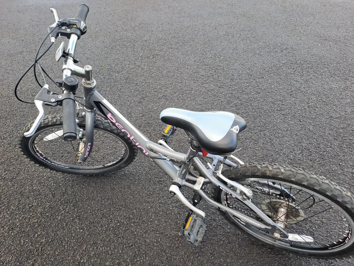 Girls 20 inch Bentini Bike - Image 3