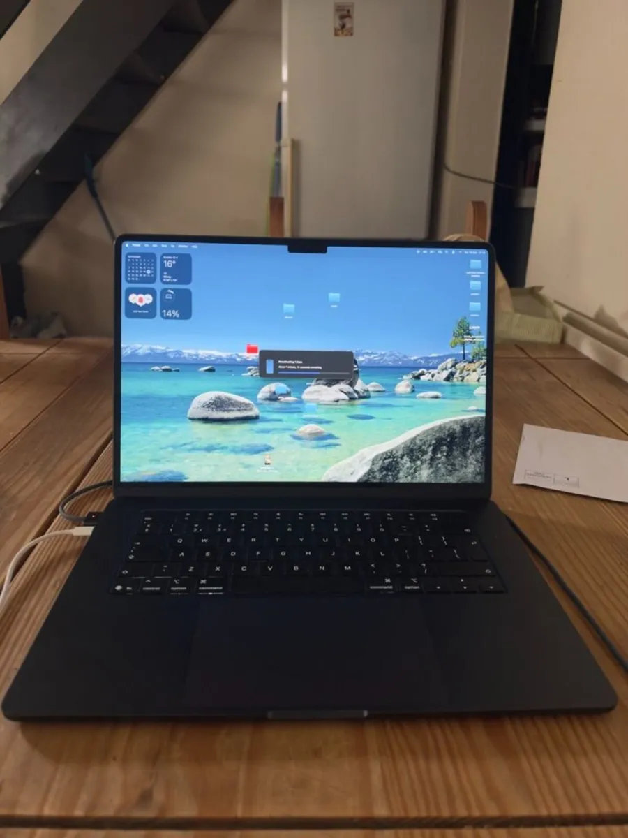 Macbook Air 2025 15.3 inch - 5 months - Image 2