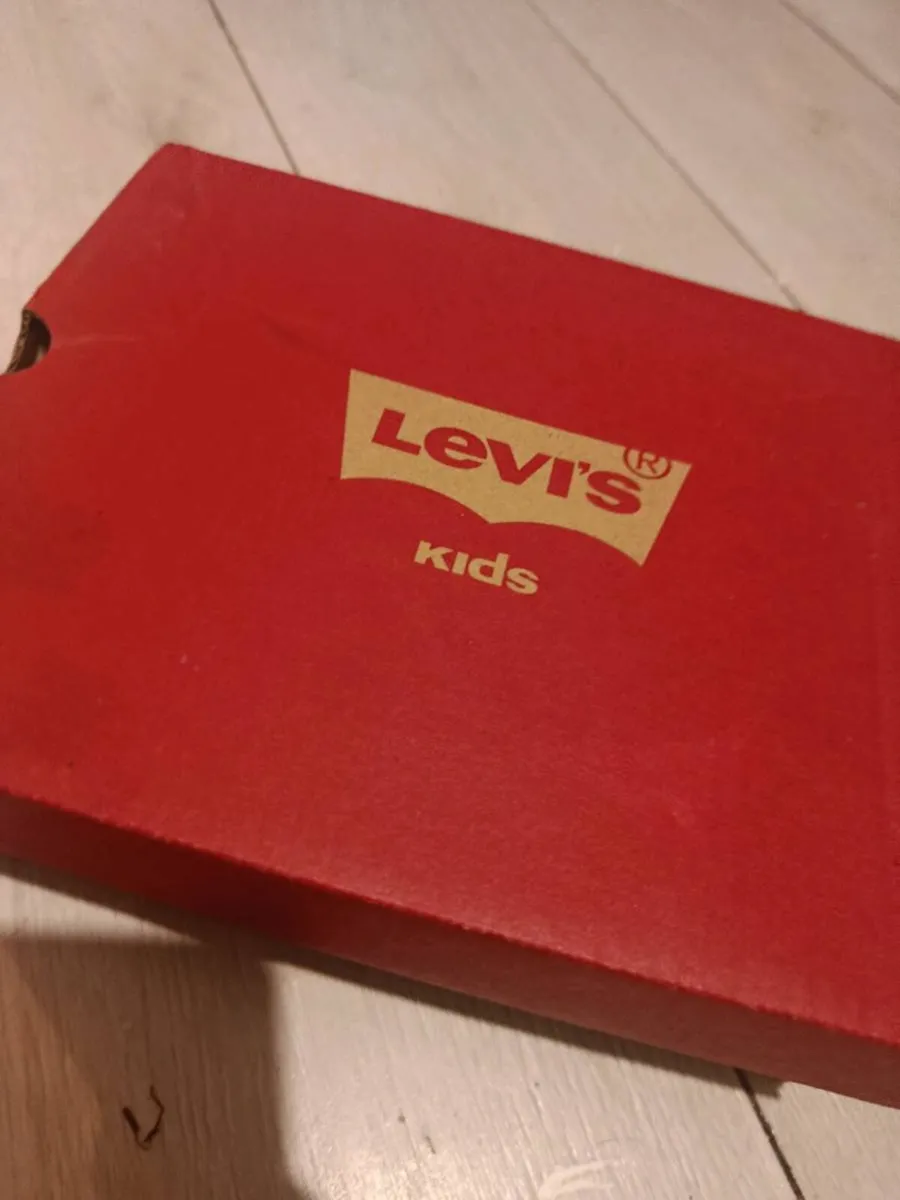 Levis kids runners size in picture (brand new) - Image 2