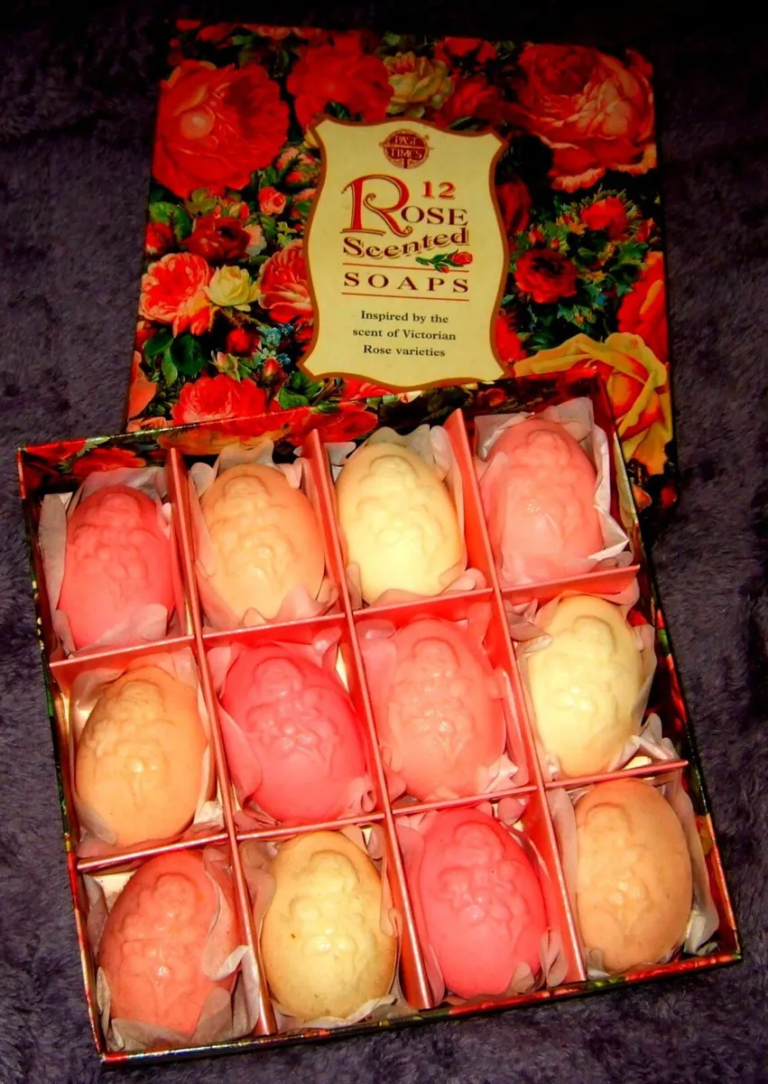 Pristine Vintage Past Times 12 Rose Scented Soaps - Image 4