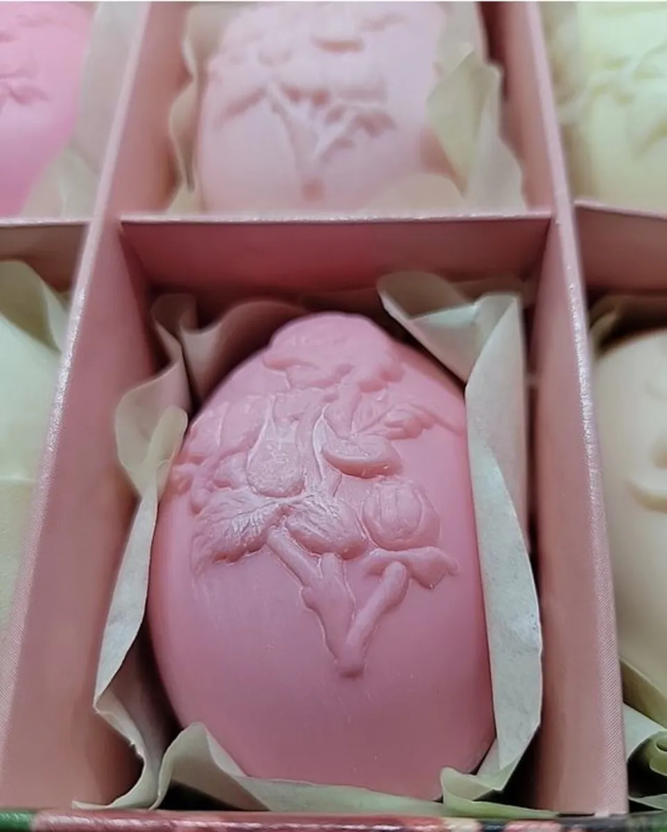 Pristine Vintage Past Times 12 Rose Scented Soaps - Image 2