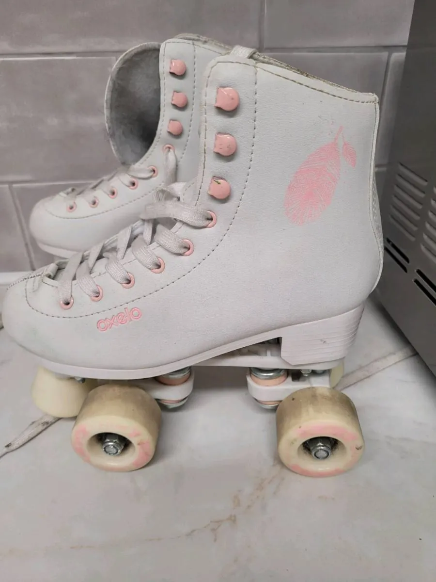 ROLLER SKATES - Image 1