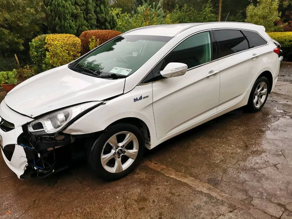 2013 Hyundai i40 1.7 CRDI estate - Image 3