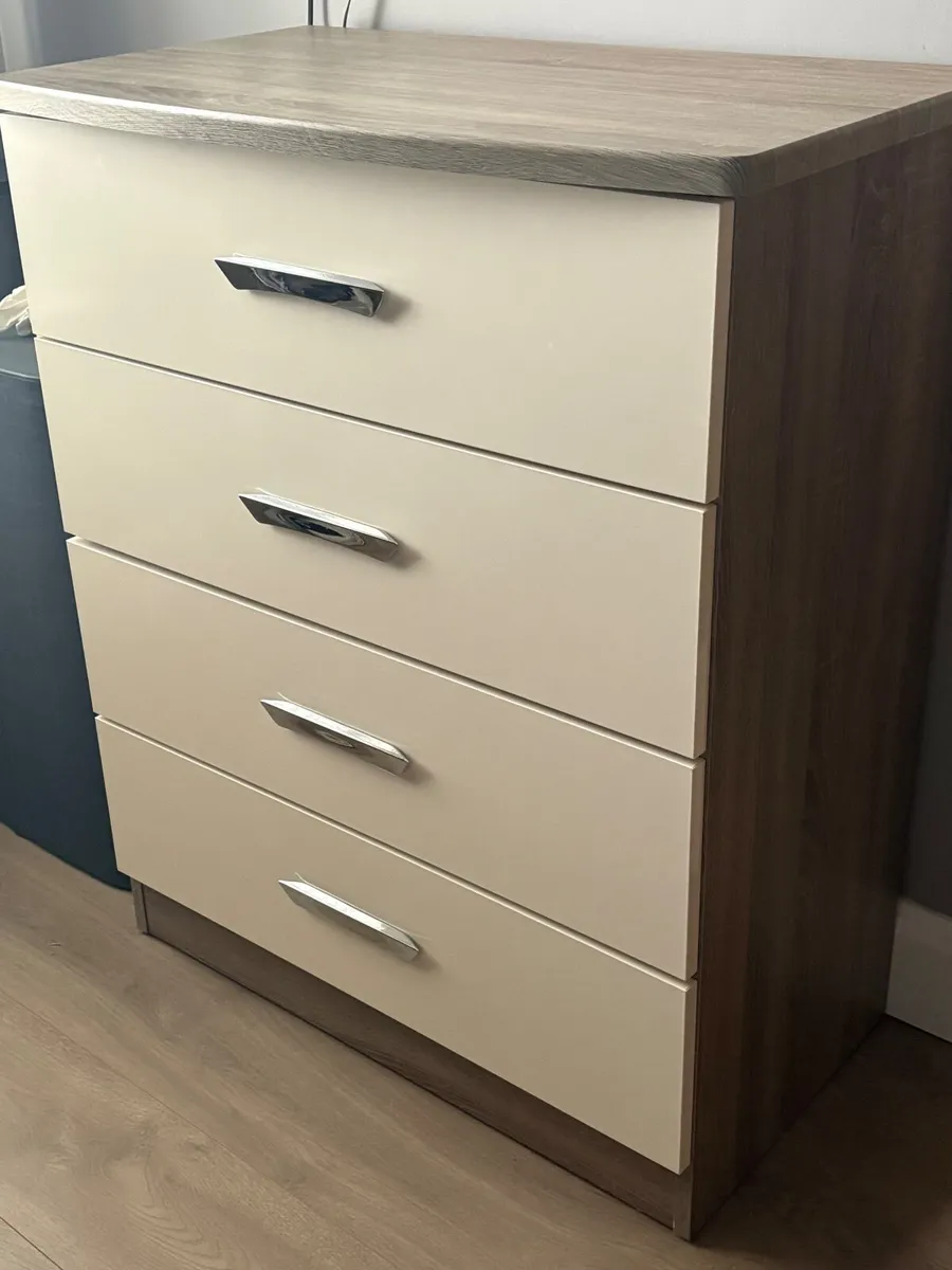 Four drawer chest of drawers - Image 3