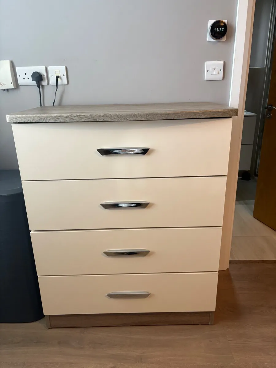 Four drawer chest of drawers - Image 1