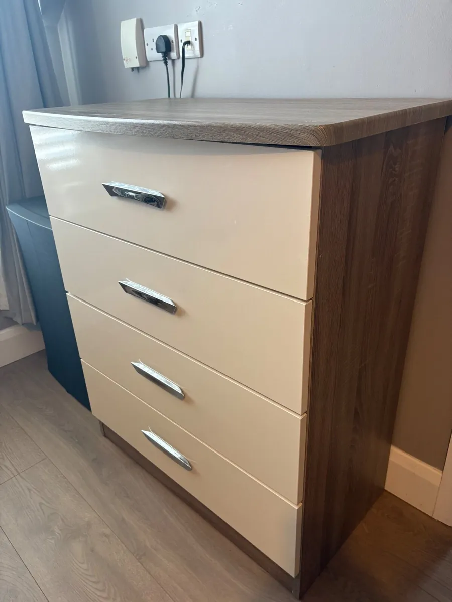 Four drawer chest of drawers - Image 4