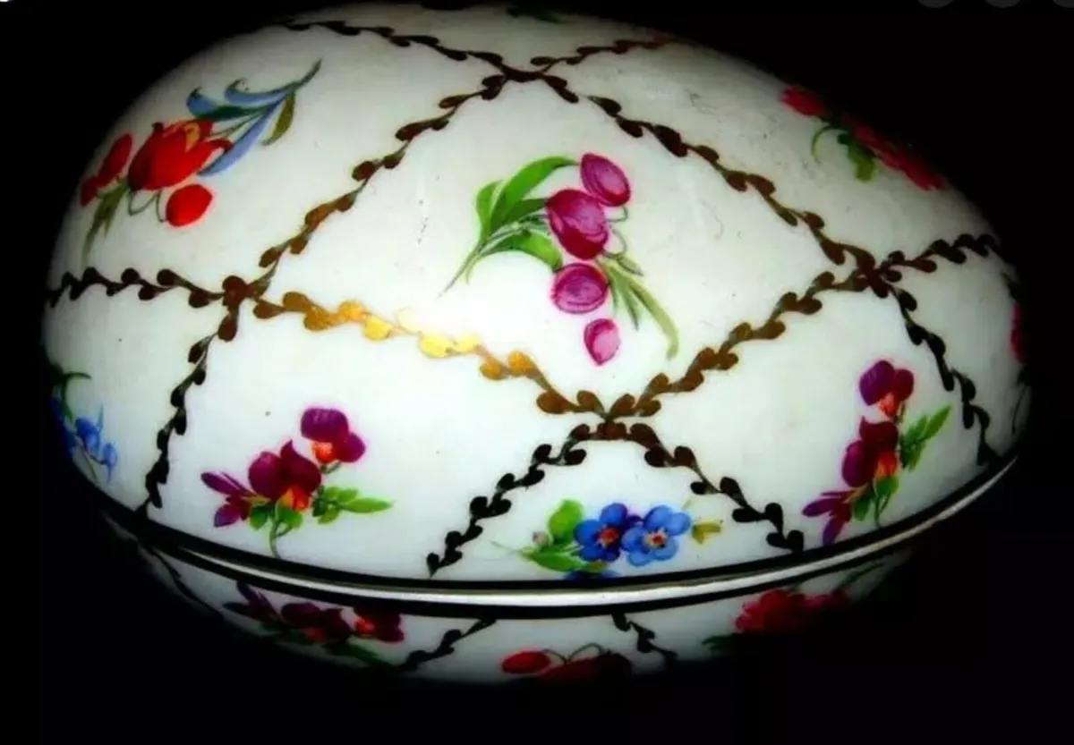 Pristine Vintage Hand-Painted Porcelain Egg - Image 2