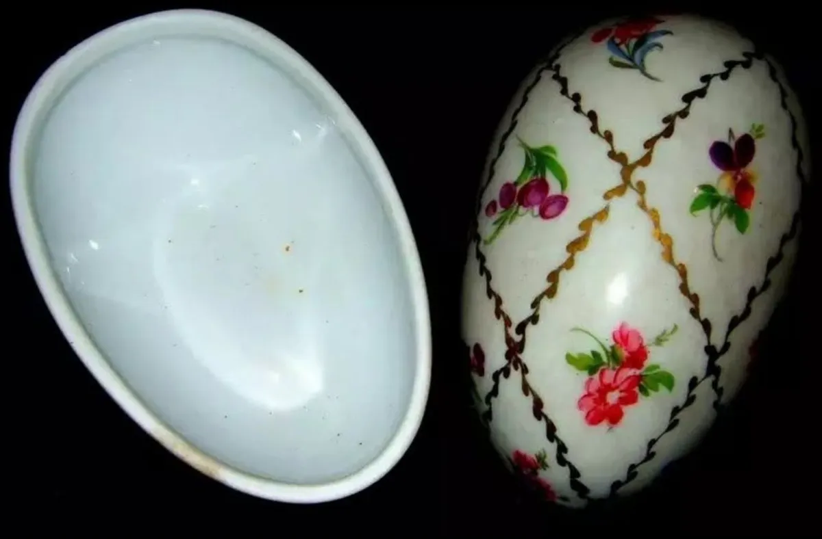 Pristine Vintage Hand-Painted Porcelain Egg - Image 3