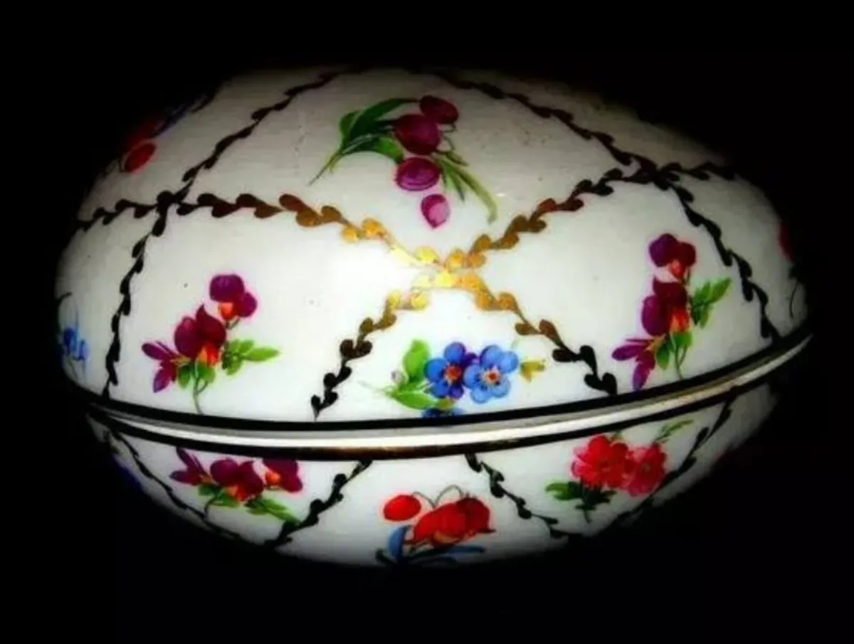 Pristine Vintage Hand-Painted Porcelain Egg - Image 4
