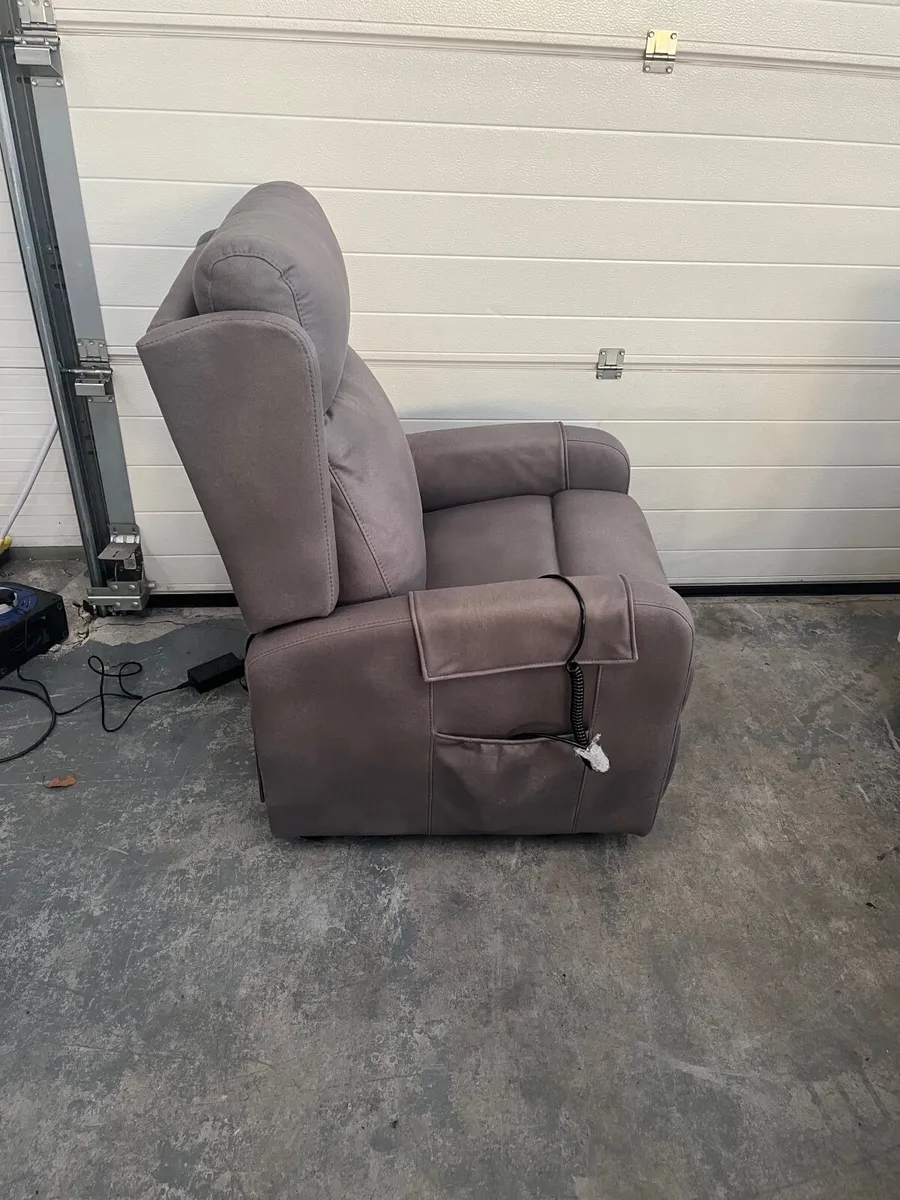 Tilton lift chair - Image 1
