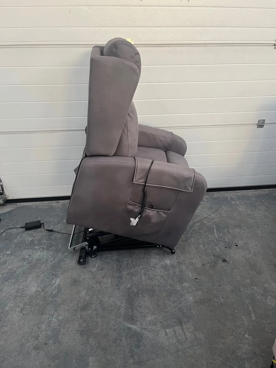 Tilton lift chair - Image 3