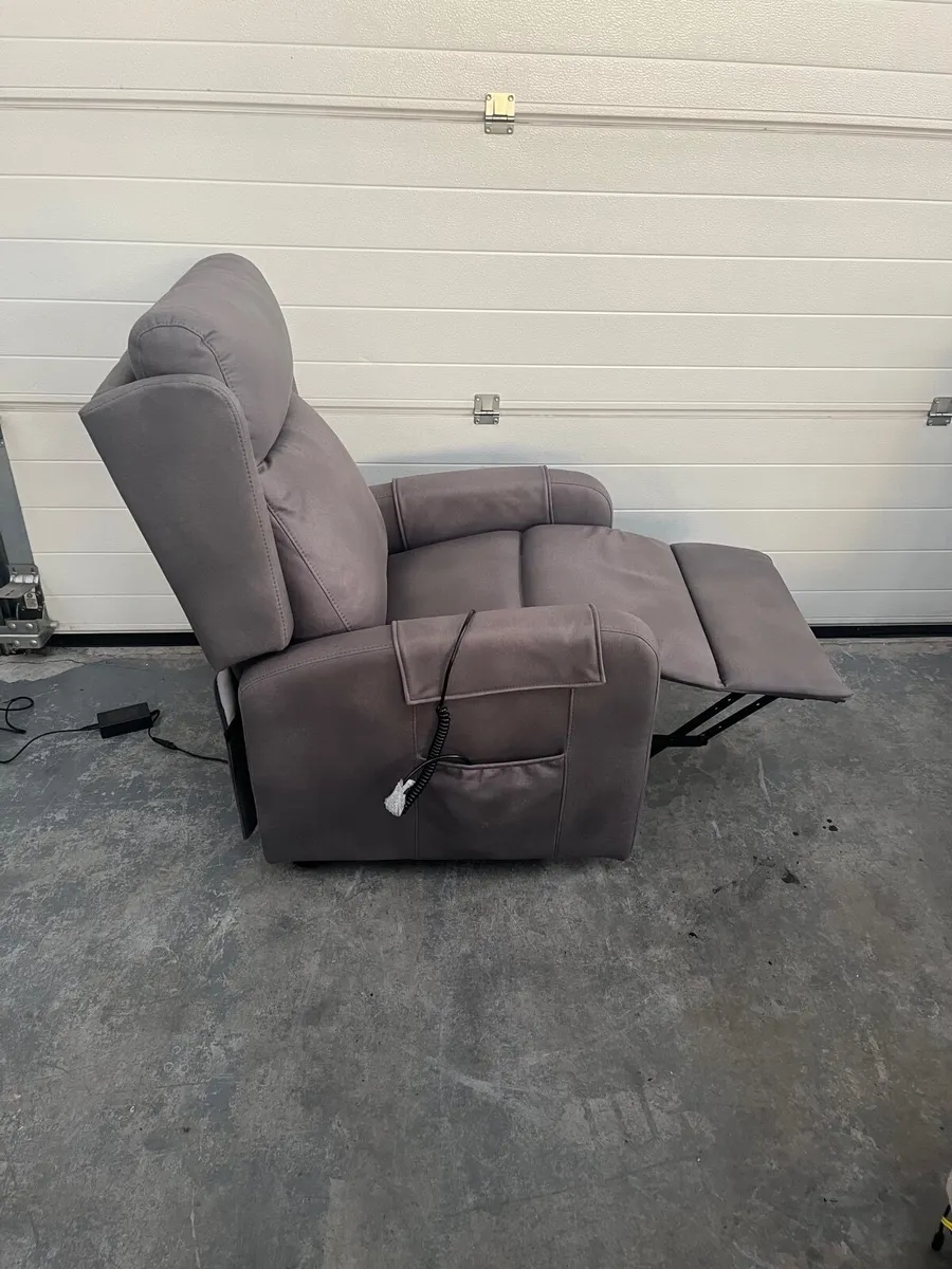 Tilton lift chair - Image 2