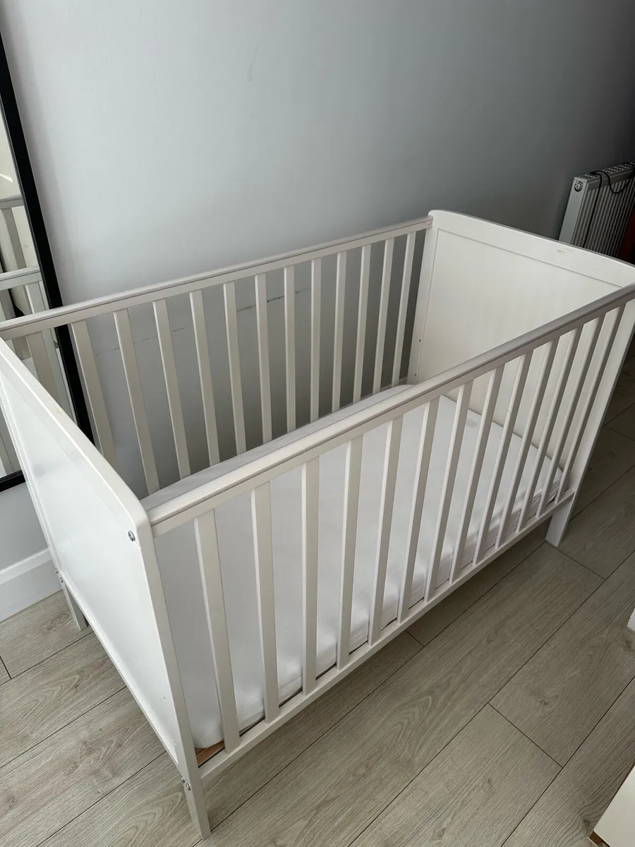Baby cot with mattress - Image 2