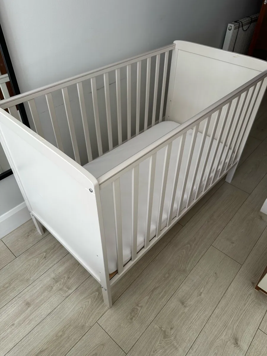 Baby cot with mattress - Image 1