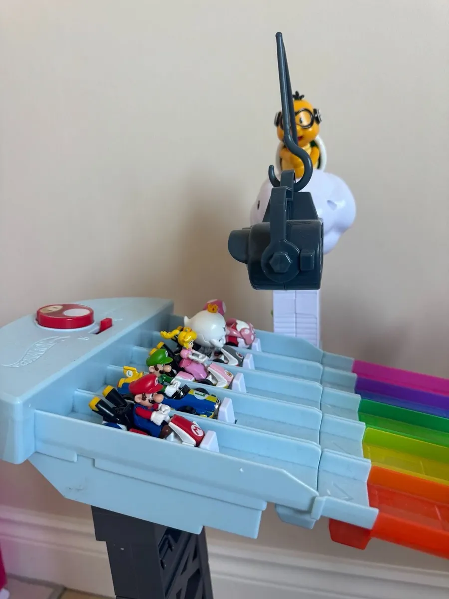 Hot Wheels Mario Kart Rainbow Road Raceway Set - Image 3