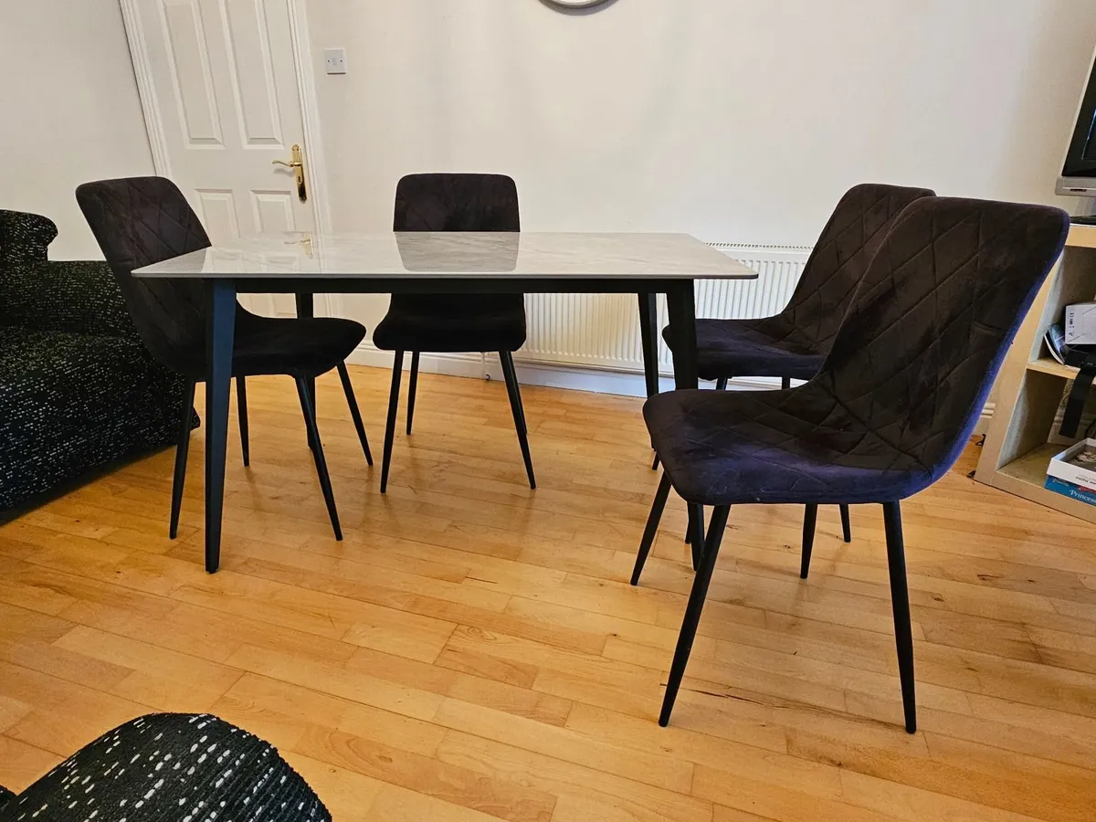 Kitchen Table and chairs x 4 - Image 2