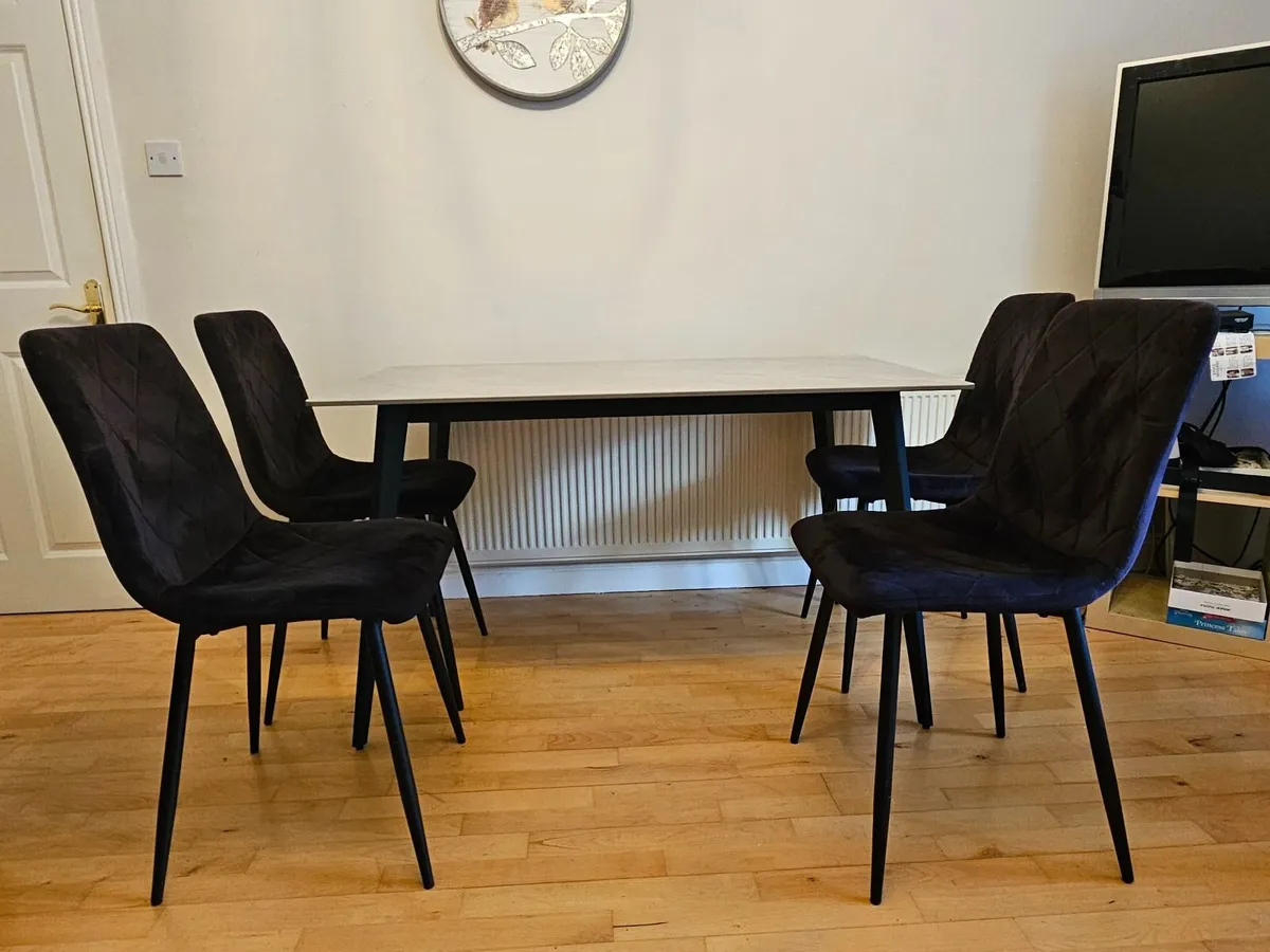 Kitchen Table and chairs x 4 - Image 1