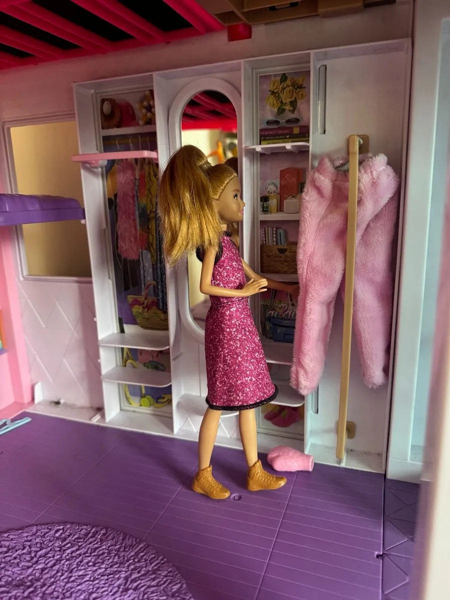 Barbie Dreamhouse including 10 Barbie Dolls - Image 3